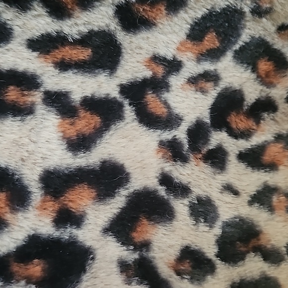 Cheetah print furry sweater - Picture 2 of 4
